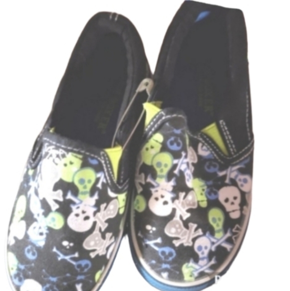 Boys 10 glow in dark skull sneaker slip ons - Picture 1 of 2